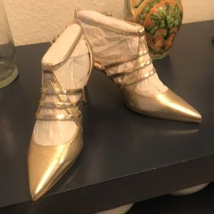 Ivanka trump gold med height heel. Perfect for holidays n New Years. Never worn